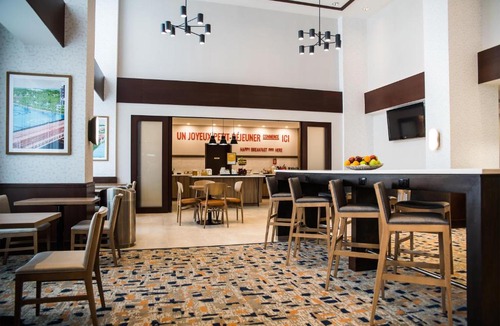 Laval Hotel | Hampton Inn & Suites Laval