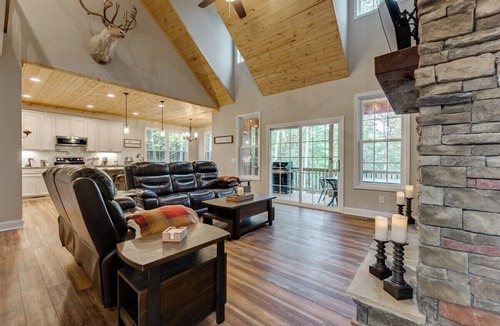 Helen Cabin | Heavenly Pines| Rustic Getaway w/Hot Tub