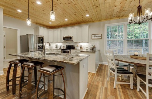 Helen Cabin | Heavenly Pines| Rustic Getaway w/Hot Tub