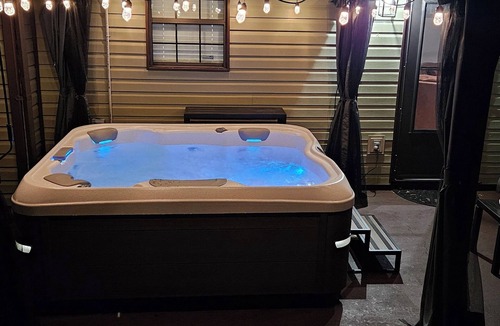 Houston County House | Hidden Gem - 3BD, 2FB w/Jacuzzi + Pool Table