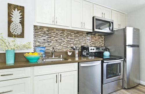 Waikiki Condo | High Floor with Ocean View! Bedroom A/C, W/D, Wi-Fi, Pool, FREE Parking!