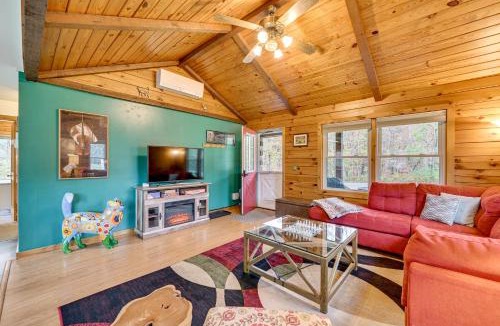 East Windham House | High Peak Heaven: Cozy Log Cabin on 1 Acre!