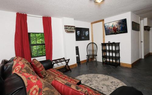 Sevierville Villa | Hillside Hideaway