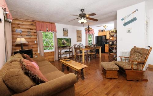 Sevierville Villa | Hillside Hideaway