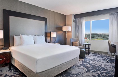 Downtown West Hotel | Hilton Baltimore Inner Harbor
