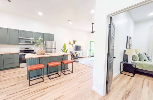 Mountain View Apartment | Homebase~ A Modern Apt close to Court Square