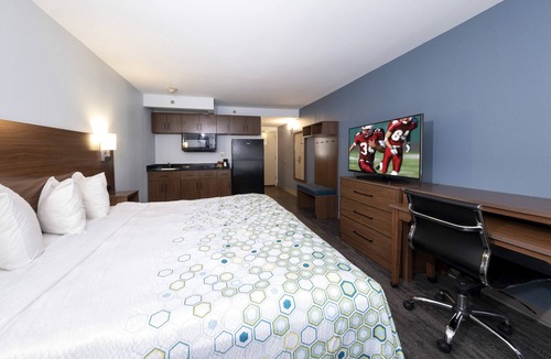 New Castle Hotel | HomeTowne Studios by Red Roof Wilmington - New Castle