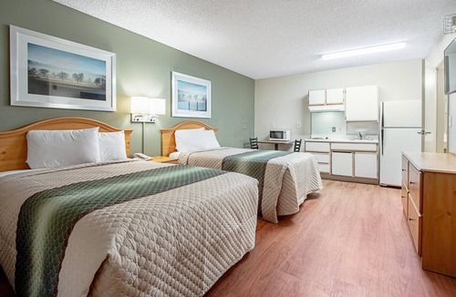 North Mountain Hotel | HomeTowne Studios by Red Roof Phoenix - Black Canyon Highway