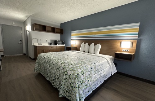Dumbarton Hotel | HomeTowne Studios by Red Roof Richmond, VA - W Broad St