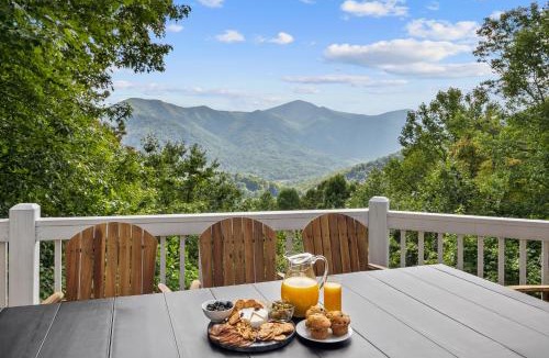 Maggie Valley House | Honeysuckle Mountain Retreat - Year-Round View! HotTub!
