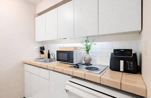 Downtown Honolulu Apartment | Honolulu Skyline & Ocean Retreat – Free Parking/AC
