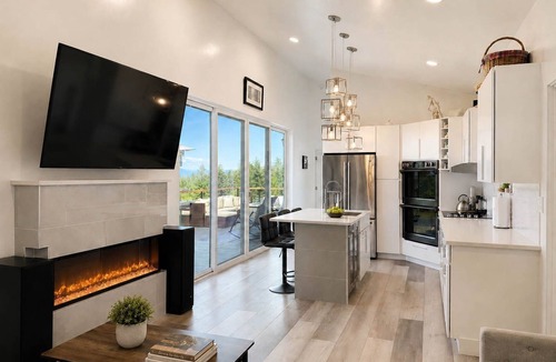 Eureka House | Hot Tub & Views: 'Sunset Valley Retreat'