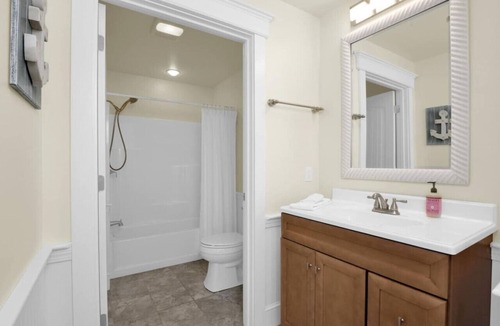 Edgecomb Apartment | Hotel-Style Suite: Private Room in Edgecomb, Maine