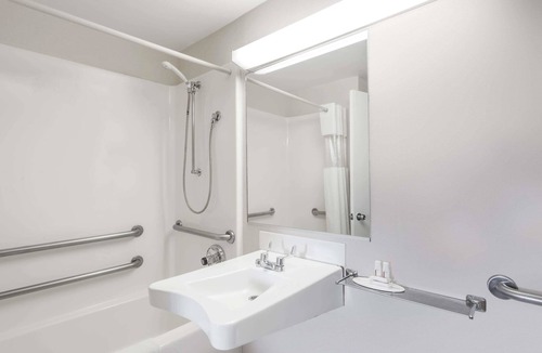 Lenox Hotel | Howard Johnson by Wyndham Lenox