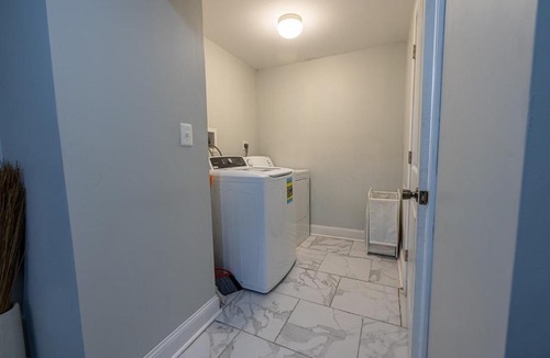 West Philadelphia Apartment | Huge Studio for 4 and 10 Min Train to Center City