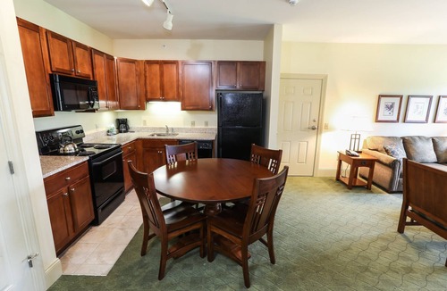 Hunter Condo | Hunter Mountain 2BR | Fireplace & Jacuzzi