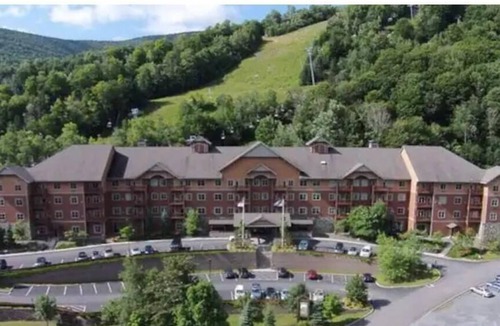 Hunter Condo | Hunter Mtn Slopeside Ski Resort w HotTub Fireplace Heated Pool Restaurant