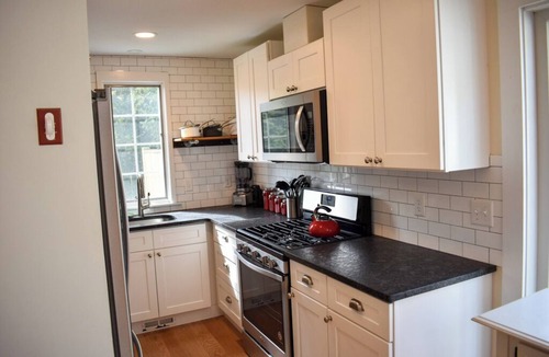West Dennis House | Immaculate Nantucket style cape home near beach!