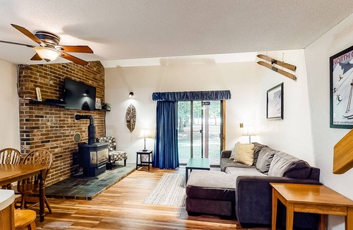 Bartlett Condo | Inviting Two-Story Condo w/Shared Indoor Pool, Game Room, & Mountain Views