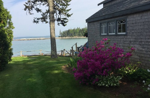 Spruce Head Cottage | Island View Cottages - LIGHTHOUSE