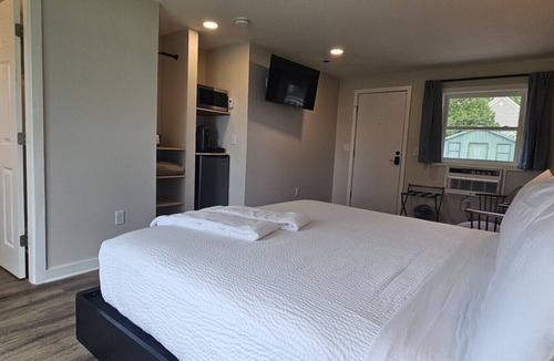Greenville Junction Hotel | Juniper Motel-King Studio*RM1*Pet Friendly*Lakefront*ATV Access