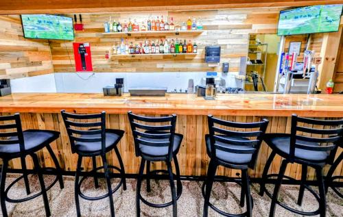Sherman Station Hotel | Katahdin Inn & Suites