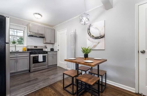 Newington Apartment | King Bed Apt - Fully Furnished w/Max Amenitiesn