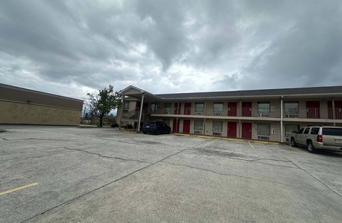 Macon Apartment | King Bed|Smoking|Macon