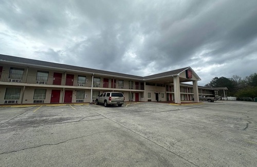 Macon Apartment | King Bed|Smoking|Macon