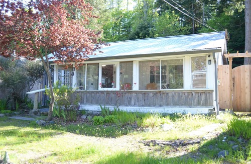 Comox House | Kye Bay Pet Friendly Steps to Beach - Encl. Porch