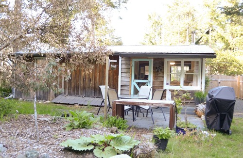 Comox House | Kye Bay Pet Friendly Steps to Beach - Encl. Porch
