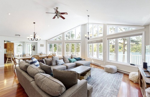 Freedom House | LAKE FRONT w/VIEWS! Fire Pit* Swim Dock* Kayaks!