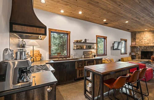 Durango House | Lake Side, Paddleboards, Firepit, Basketball!