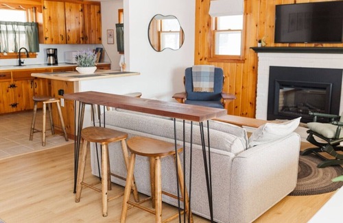 Bethlehem Village Cottage | Lakefront Charming Cottage Retreat
