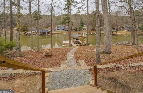 Covington House | Lakefront Getaway on Jackson Lake - 3BR-2BA-Hottub