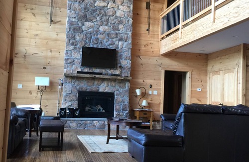 Hunter Cabin | Lakefront Home With Mtn Views, Beach,Steps To Town & Ski