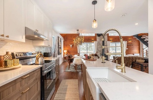Val-des-Lacs House | Lakefront rustic-chic cabin near Mont-Tremblant