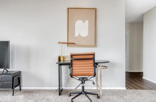 Lake View East Apartment | Lakeview 2BR w Deck Pool Gym nr Lincoln Park CHI-717