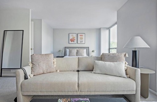 Lake View East Apartment | Lakeview Studio w pool gym nr Lincoln Park CHI-712