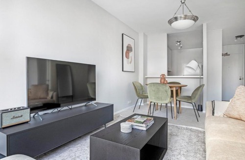 Lake View East Apartment | Lakeview Studio w pool gym nr Lincoln Park CHI-712