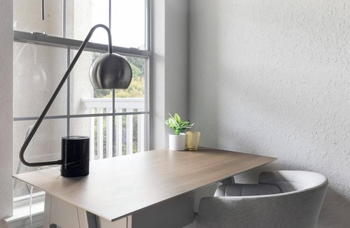 Stockbridge Apartment | Landing | Modern 2BD, Tennis Court, Gym