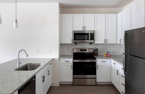 Athens Apartment | Landing | Stunning 2BD, Yoga Studio, Pool