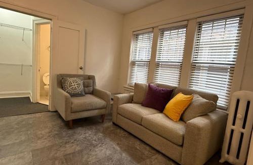 Edgewater Beach Apartment | Large 2 Room Studio - Great Transportation