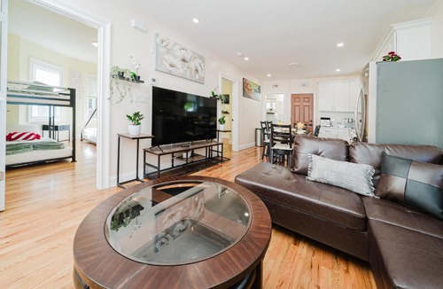 Milton Apartment | Large 3BR & 2BA Milton Apt w Free Parking, Balcony, TV, AC 141