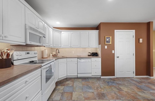Hancock Condo | Large Mountainside Condo with Private Trail to Grouse Run