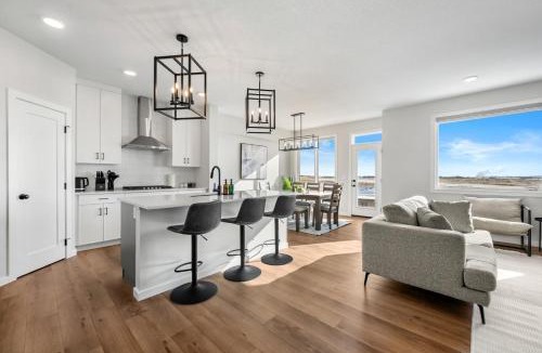 Calgary House | Large Single Detached House with Pool Table, Sleeps 12 and King Bed