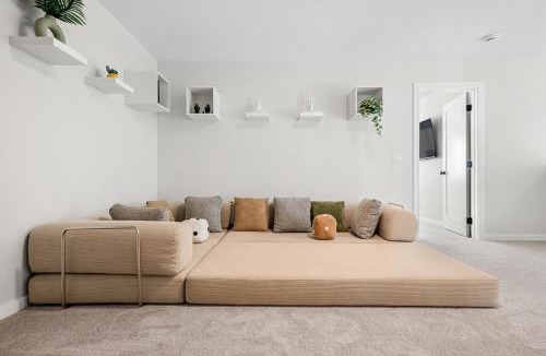 Calgary House | Large Single Detached House with Pool Table, Sleeps 12 and King Bed