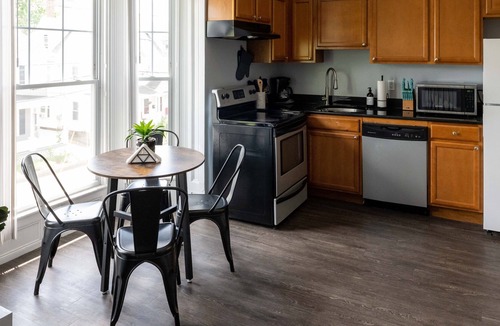 Manchester Apartment | Light & Bright Loft Apartment Near Downtown MHT