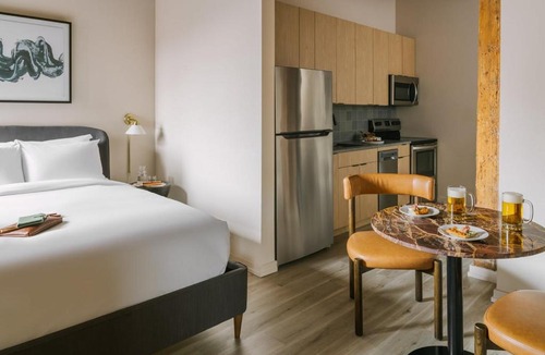 West Loop Gate Apartment | LIVN West Loop Chicago Classic Queen Studio