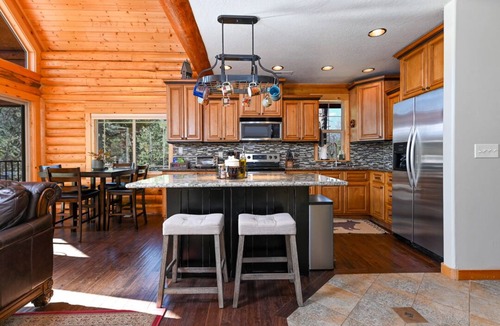 Cascade Cabin | Log Cabin Getaway: WIFI, GameRoom, Firepit, pets OK!